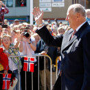 Kong Harald og Dronning Sonja ble møtt av mange mennesker og norske flagg i Sande (Foto: Håkon Mosvold Larsen / NTB scanpix)